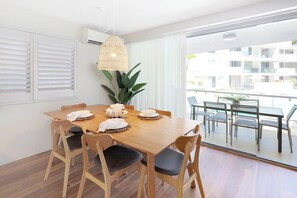 Dining - Apartment 7 - The Cove (Noosa)