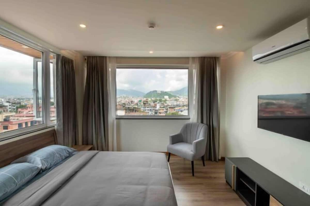 Peralatan tempat tidur premium, bar mini, peti besi dalam bilik