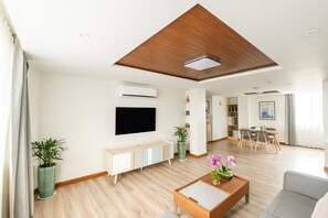 Apartament prèmium, 2 dormitoris, accessible, vistes a la ciutat | Sala d'estar | Televisor de pantalla plana de 40 polzades amb canals digitals 
