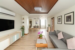 Premium Apartment, 2 Bedrooms, Accessible, City View | Living area