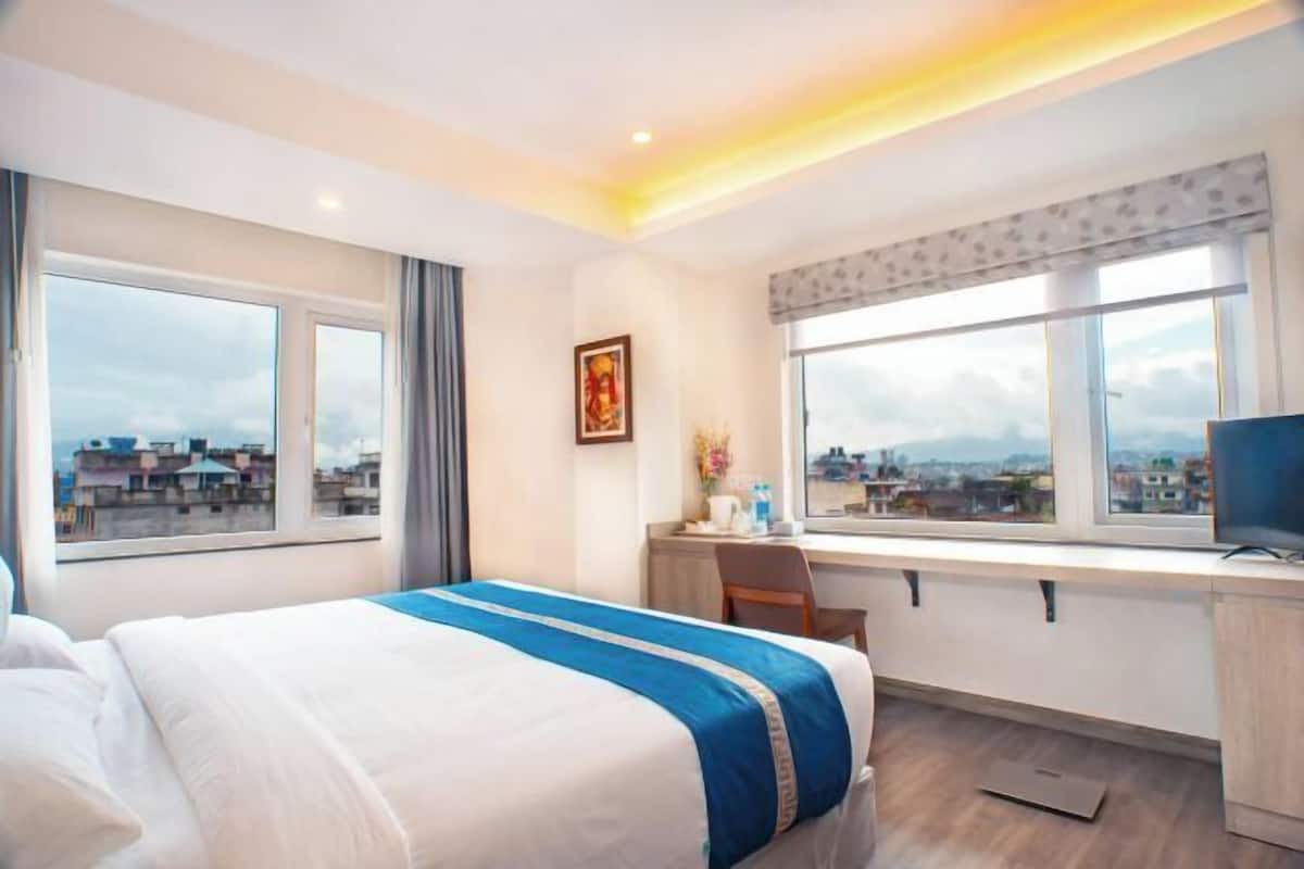 Peralatan tempat tidur premium, bar mini, peti besi dalam bilik