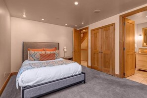 5 bedrooms, iron/ironing board, WiFi, bed sheets