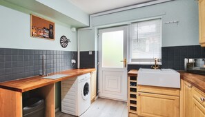 Fridge, microwave, oven, stovetop - Spacious 1-Bed Annex with Private backyard (Bredbury)