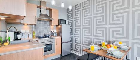 Kühlschrank, Mikrowelle, Ofen, Herdplatte