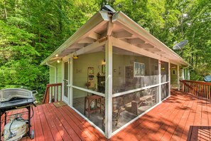Outdoor dining - Smoky Mtn Cottage on Creek w/ Lanai & Forest Views (Franklin)