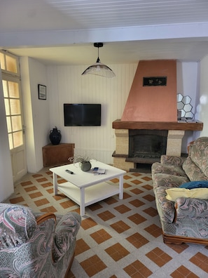 Télévision, cheminée