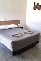 Habitación económica, 1 cama de matrimonio, baño privado | Escritorio, espacio para trabajar con un portátil, cortinas opacas