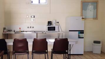 1 bilik tidur, meja, ruang kerja komputer riba