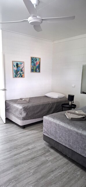Desk, laptop workspace, blackout curtains, iron/ironing board - Burdekin Motor Inn (Home Hill)
