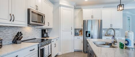 Een koelkast, een magnetron, een oven, een kookplaat