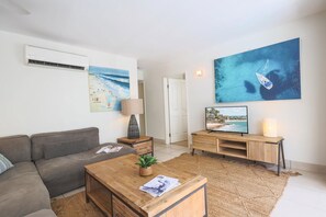 Living area - Apartment 10 - The Cove (Noosa Heads)