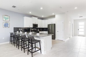 Kylskåp, mikrovågsugn, ugn och spishäll