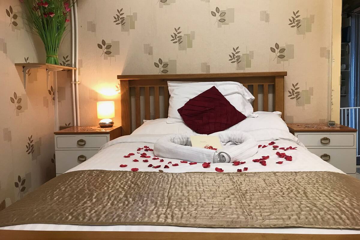 Free WiFi, bed sheets