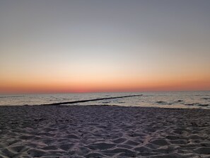 På stranden