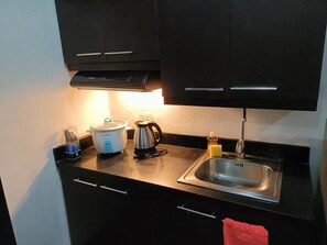 Kühlschrank, Mikrowelle, Wasserkocher, Kochgeschirr/Geschirr/Besteck