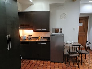 Kühlschrank, Mikrowelle, Wasserkocher, Kochgeschirr/Geschirr/Besteck