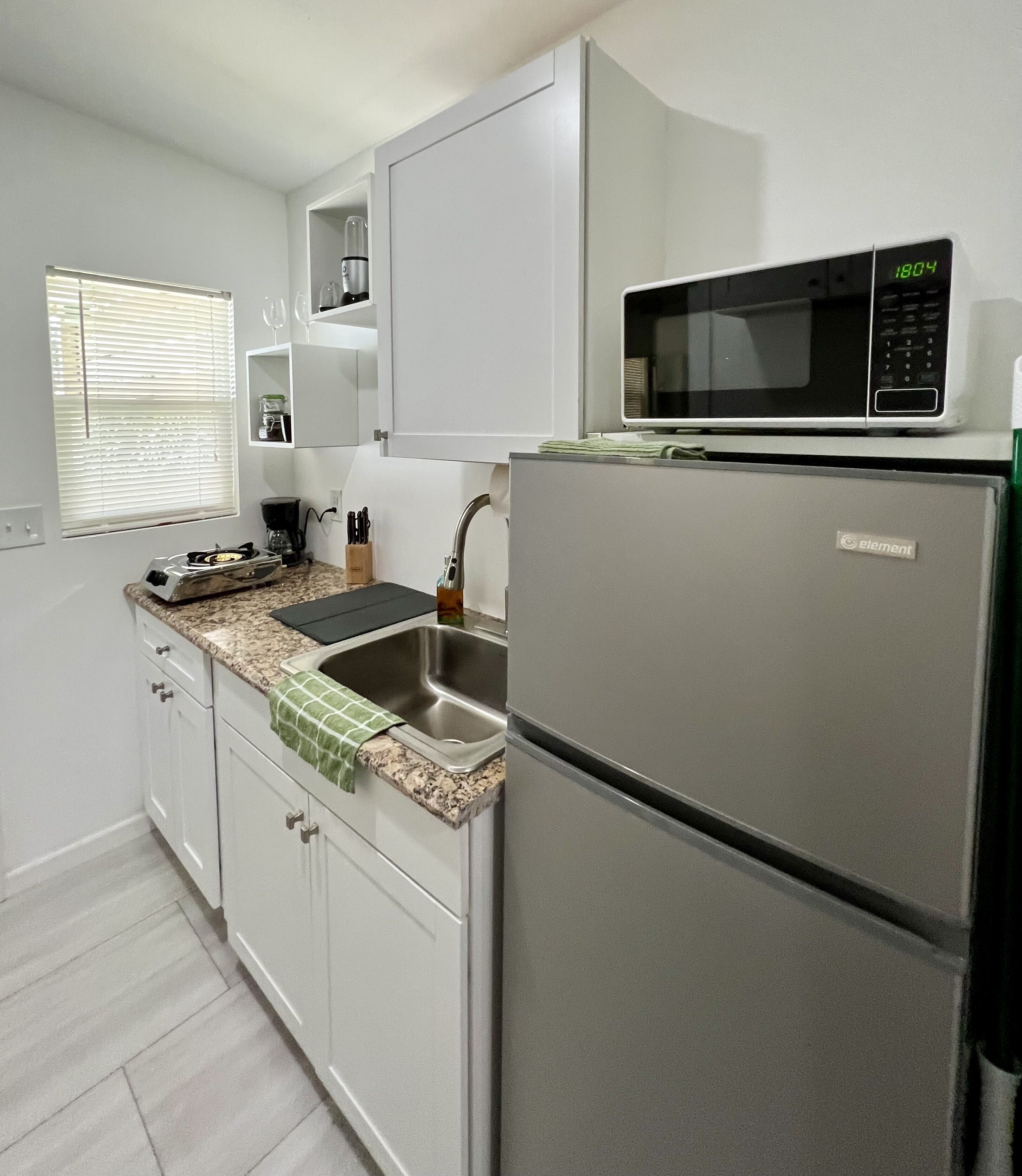 Kjøleskap, mikrobølgeovn, kokeplater og kaffetrakter/tekoker