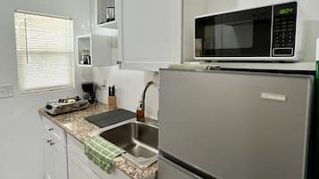 Een koelkast, een magnetron, een kookplaat