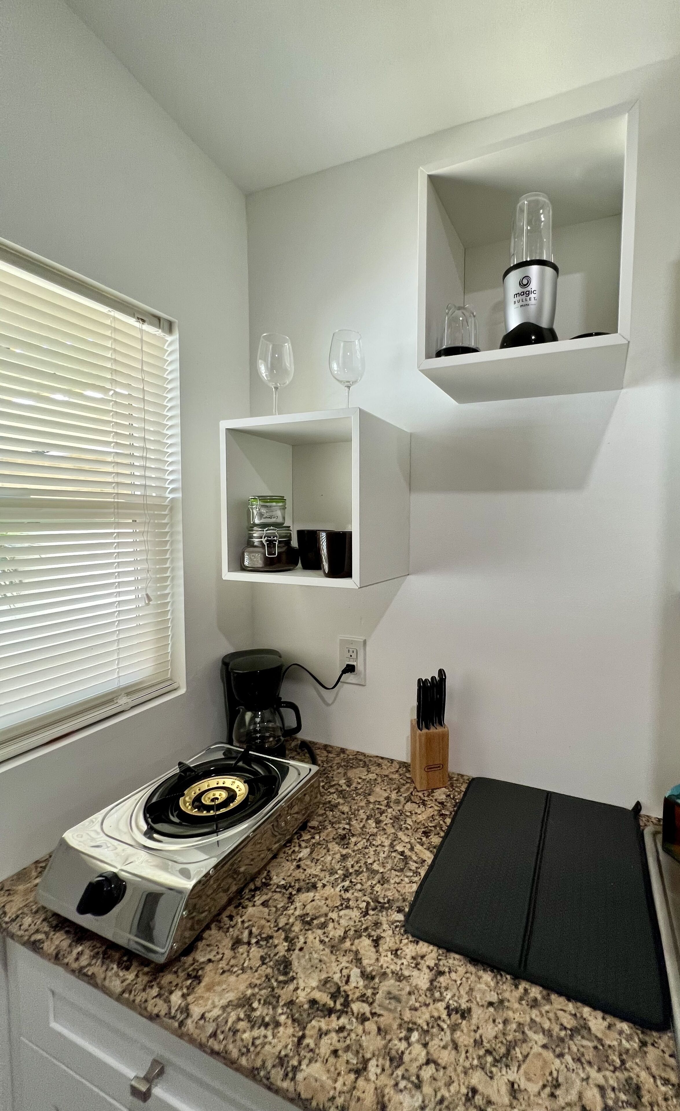 冷蔵庫、電子レンジ、コンロ、コーヒー / ティーメーカー