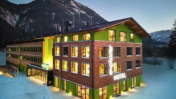 Un hotel de diseño moderno, con varios pisos y grandes ventanales.