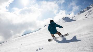 Un snowboarder en una ladera nevada.