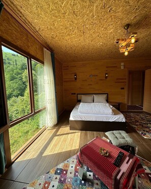 Ropa de cama de alta calidad, minibar y decoración personalizada