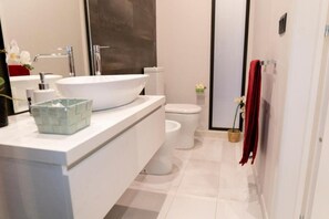 Bruser, hårtørrer, bidet, håndklæder