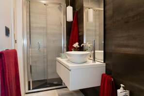 Douche, sèche-cheveux, bidet, serviettes fournies