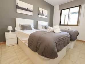 1 bedroom, bed sheets - Chic Apartment in Cambrils, Terrace & Mediterranean Comfort (Cambrils)