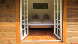 Een gezellige kamer met een bed, twee kussens en een schilderij aan de muur.
