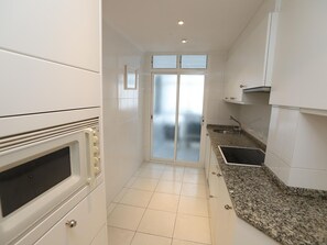 Mikrobølgeovn, oppvaskmaskin, kaffetrakter/tekoker og brødrister