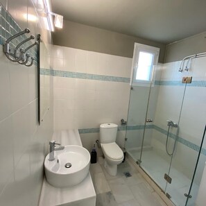 Huoneisto, 1 keskisuuri parisänky ja vuodesohva | Kylpyhuone | Suihku, hiustenkuivaaja, pyyhkeet