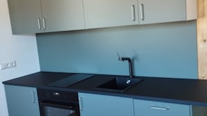 Deluxe Apartment, Accessible, Balcony | Dapur berkongsi | Cerek elektrik 