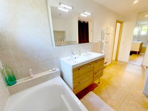 浴槽、ヘアドライヤー、ビデ、タオル