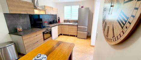 Réfrigérateur, four, plaque de cuisson, lave-vaisselle