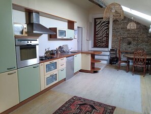 Een koelkast, een microgolfoven, een oven, een kookplaat