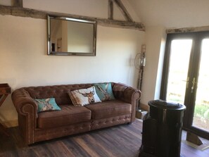 Living room - Charming 2-bed Barn in Tamworth (Tamworth)