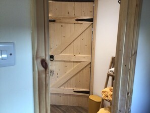 Shower, towels - Charming 2-bed Barn in Tamworth (Tamworth)