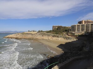 Beach - Beachfront Apartment with Terrace, Pool, and Parking in Salou (Salou)