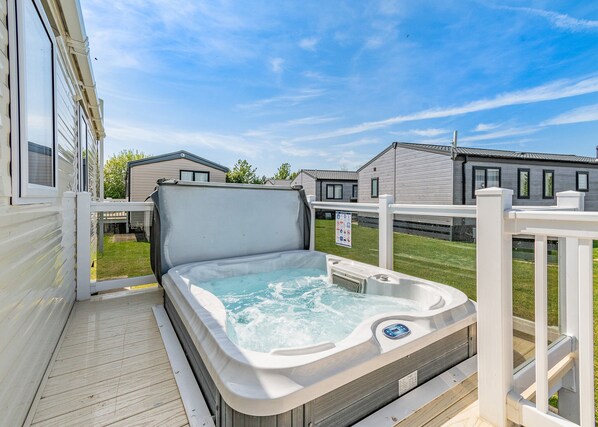Outdoor spa tub - 3 bedroom accommodation in Skegness (Skegness)