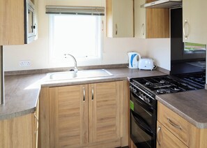 Fridge, oven, stovetop, toaster - Comfortable modern 12ft-wide caravan with one double and two twin. (Mablethorpe)