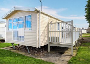 Exterior - Comfortable modern 12ft-wide caravan with one double and two twin. (Mablethorpe)