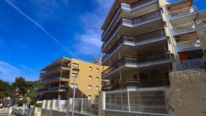 Exterior - Cozy Apartment with Terrace Near Capellans Beach, Salou (Salou)