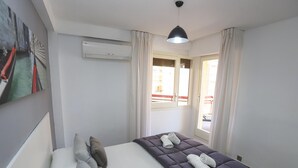 Room - Cozy Apartment with Terrace Near Capellans Beach, Salou (Salou)