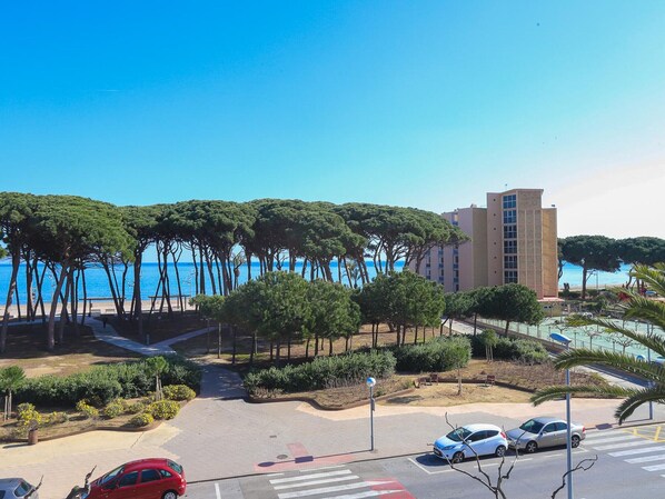 Un hotel frente al mar con estacionamiento, un paso de peatones y vistas al océano.
