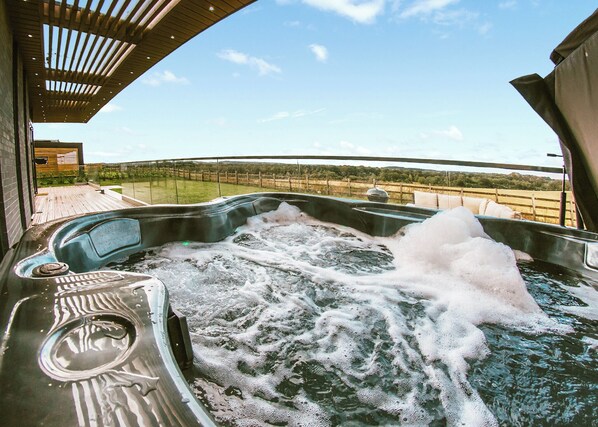 Outdoor spa tub - Three bed lodge with two king-size beds and one twin (king by arrangement). (Nottingham)