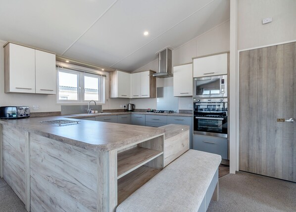Fridge, oven, stovetop, dishwasher - Brand new for 2021. Outstanding, spacious lodge with one double and two twin. (Skegness)