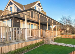 Exterior - Our premier cottage, with stunning views up and down the River Yare. (Brundall, Norwich)