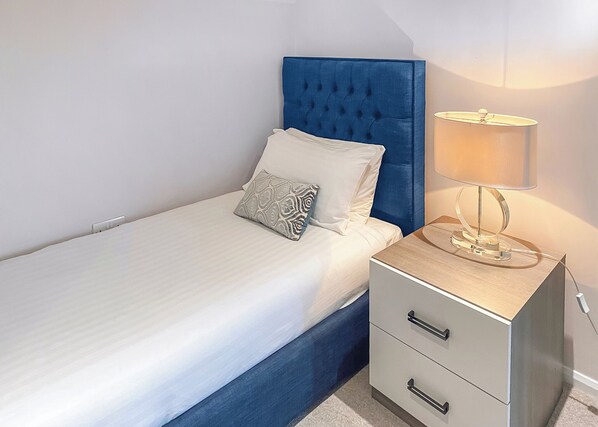 3 bedrooms, free WiFi - Our premier cottage, with stunning views up and down the River Yare. (Brundall, Norwich)