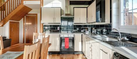 Fridge, oven, stovetop, dishwasher